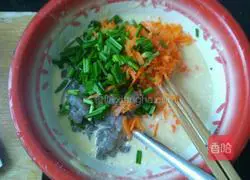 Illustration of how to make carrot, leek and shrimp cake 4