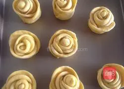 Illustration of how to make pumpkin and rose steamed buns 8