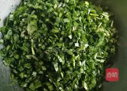 Illustration of how to make leek and meat dumplings 3