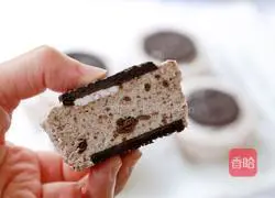 Illustration of how to make Oreo sandwich ice cream 13