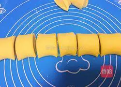 Illustration of how to make pumpkin milk-flavored steamed buns 15