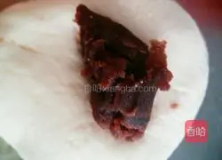 Illustration of how to make sesame cake with red bean filling 7