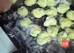 Illustration of how to make colorful stuffed buns 11