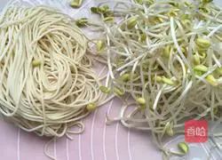 Illustration of how to make appetizing spicy noodles 1