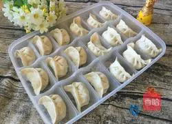 Illustration of how to make dumplings stuffed with carrots and fungus 14