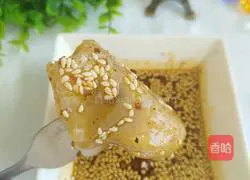 Illustration of how to dip dumplings in water 6