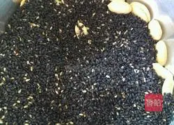 Illustration of how to make black sesame and peanut glutinous rice balls stuffing 1