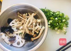 Illustration of the recipe of spicy and sour duck blood potato powder 4