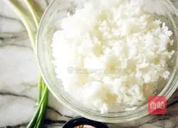 Illustration of how to make fried rice with fragrant onion, fragrant grains and shiitake mushroom sauce 1