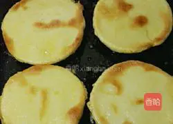 Illustration of how to make three-faced egg pancake 8