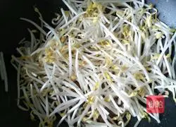 Illustration of how to make sausage and cumin fried noodles 5