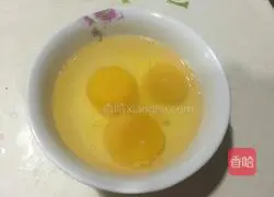 Illustration of how to make egg and cabbage fried rice 2