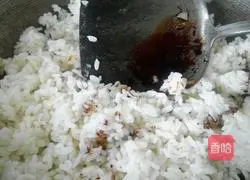 Illustration of how to make cabbage Laoganma fried rice 4