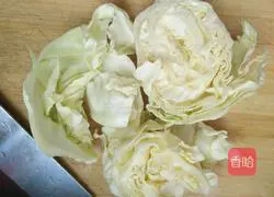 Illustration of how to make cabbage and spicy meat dumplings 4