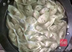 Illustration of how to make dumplings stuffed with pork and lotus root 11