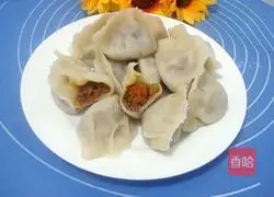 Illustration of how to make beef and carrot dumplings 12