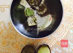 Illustration of how to make mushroom and shrimp dumplings with avocado skin 1