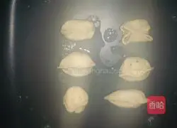 Illustration of how to make fish paste and flower dumplings with steamed buns 9