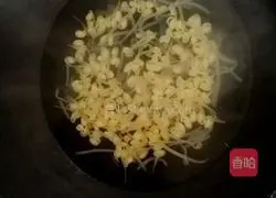Illustration of how to mix bean sprouts with gluten 1