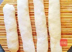 Illustration of how to make glutinous rice flavored sausage and bean dregs steamed bun rolls 15