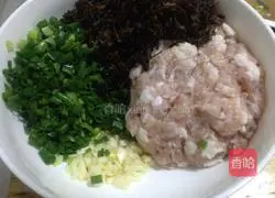 Illustration of how to make plum and vegetable pancakes 2