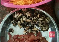 Illustration of how to make fried rice with carrots, mushrooms and sausages 2