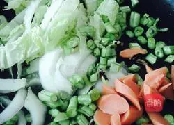 Illustration of how to make vegetarian egg fried noodles 4