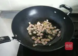Illustration of how to make fried rice with bacon, mixed vegetables and eggs 4