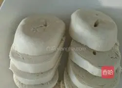 Illustration of how to make egg bun slices 1