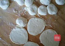 Illustration of how to make fennel and egg vegetarian dumplings 10