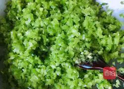 Illustration of how to make dumplings filled with pork, shrimp and green pepper 5