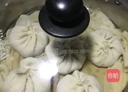 Illustration of how to make three fresh cabbage and meat buns 8