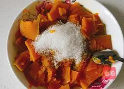 Illustration of how to make pumpkin milk-flavored steamed buns 2