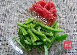 Fried rice with green pepper and shredded pork Illustration of how to do it 3