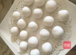 Illustration of making homemade stuffed glutinous rice balls 3