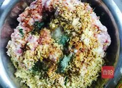 Illustration of how to make leek, egg skin and meat dumplings 6