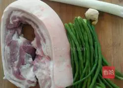 Illustration of how to make cowpea and pork wontons 1