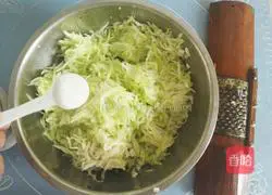 Illustration of how to make mutton pot stickers and dumplings 5