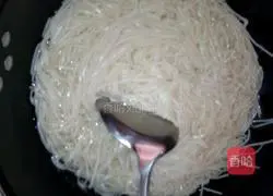 Illustration of how to make three-wire noodles 5