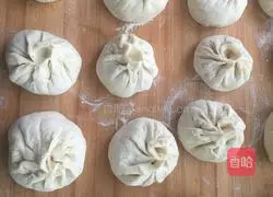 Illustration of making pickled cabbage stuffed buns 8