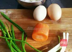 Illustration of how to make scallion oil and carrot fried rice 1