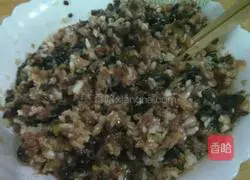 Illustration of how to make pork, cabbage and fungus dumplings 4