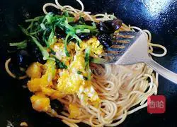 Illustration of how to make fried noodles with vegetables, fungus, and eggs 8