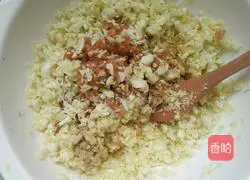Illustration of how to make cabbage and spicy meat dumplings 6