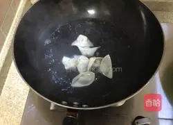 Illustration of how to make peanut butter cold wontons 2