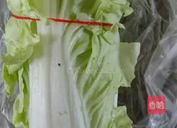 Illustration of how to make mushroom, pork and cabbage dumplings 1