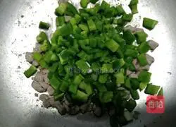 Illustration of how to make fried diced pork with Yuqian corn tortillas 4