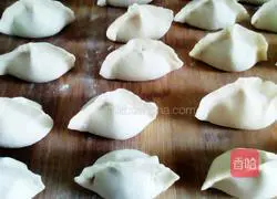Illustration of how to make pork and green onion dumplings 13