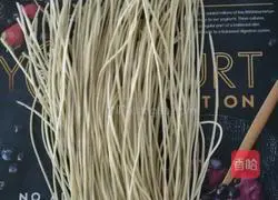 Illustration of how to make mixed noodles 5