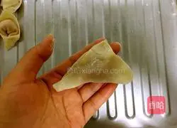 Illustration of how to make fresh meat wontons 7